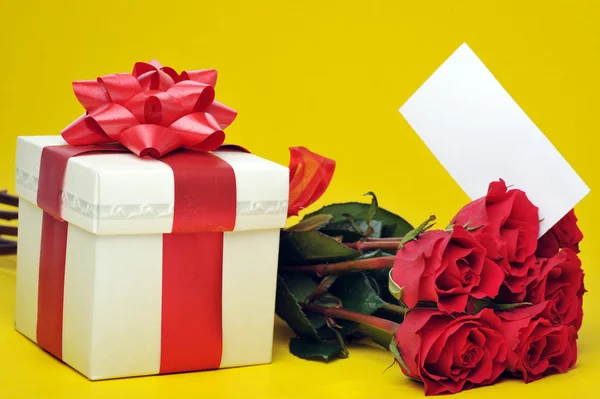 Vackra röda rosor och gåva — Stockfoto