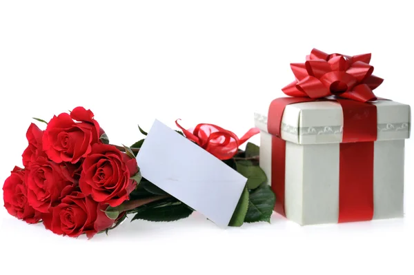 Красивые красные розы и подарок — стоковое фото