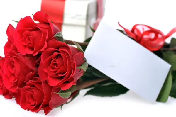 名前のカードで美しい赤いバラ — ストック写真