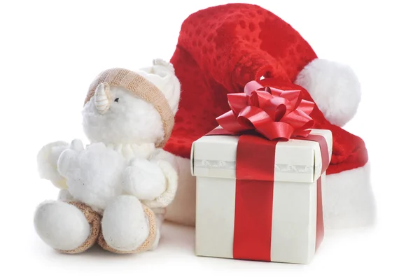Muñeco de nieve y caja de regalo sobre fondo blanco —  Fotos de Stock