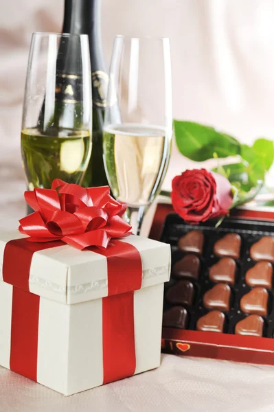 Gift and champagne — Stock Photo, Image