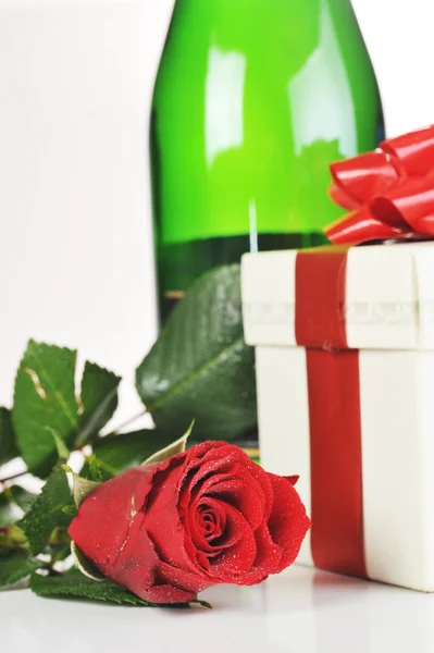 Champán y rosa roja — Foto de Stock