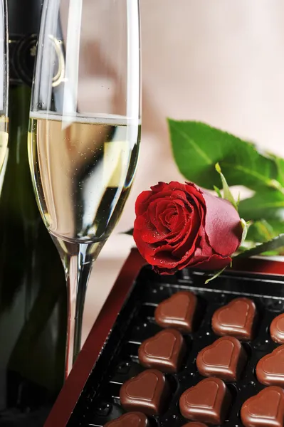 Champagner und rote Rose — Stockfoto