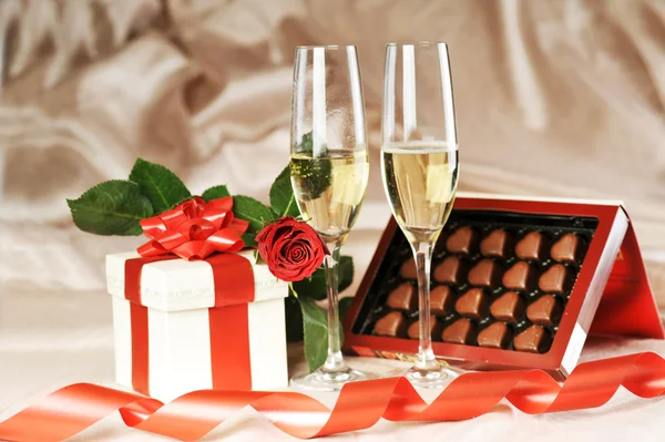 Cadeau en boîte et champagne — Photo
