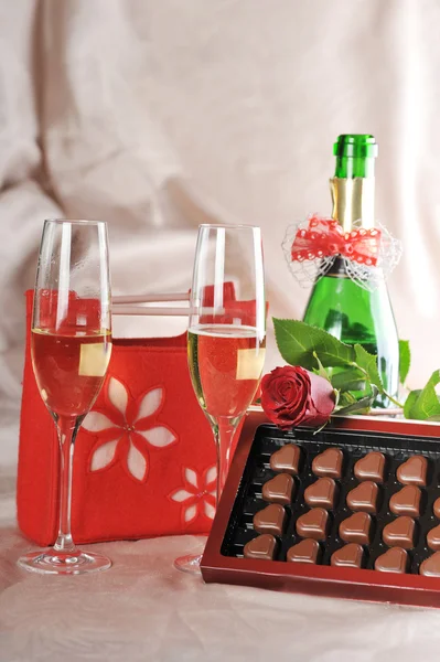 Presente e champanhe — Fotografia de Stock