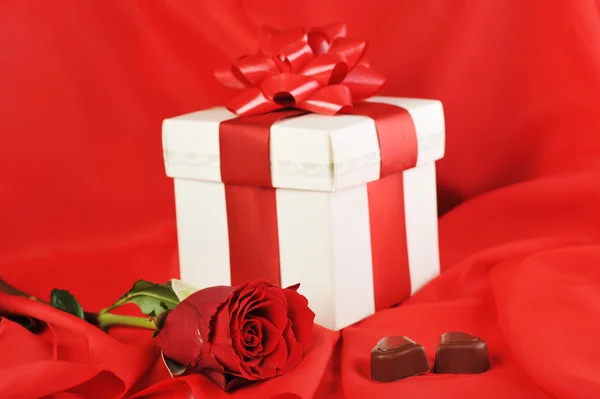 Geschenk und Schokolade — Stockfoto