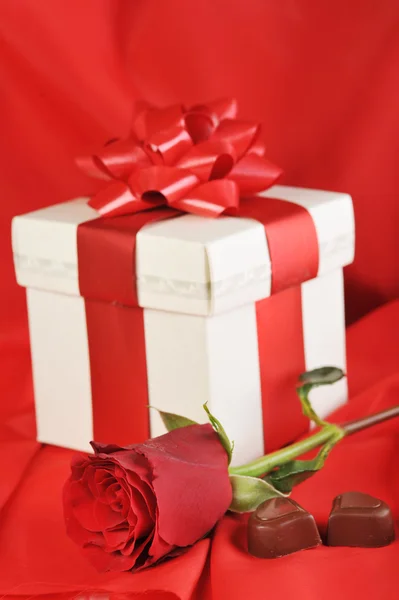 Gift and chocolate — Stock Photo, Image