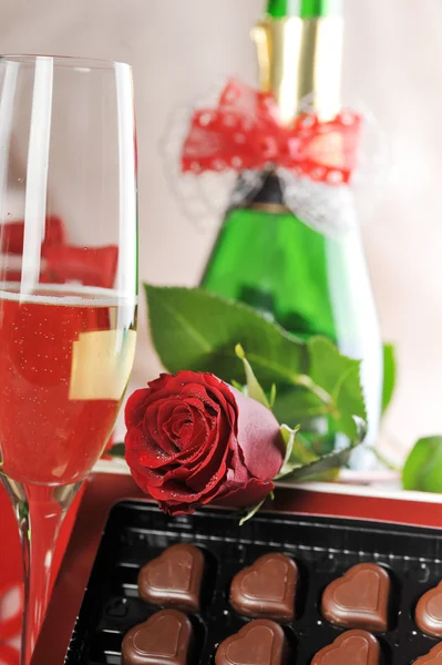 Regalo y champán — Foto de Stock