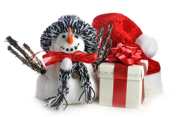 Сніговик і подарункова коробка на білому — стокове фото