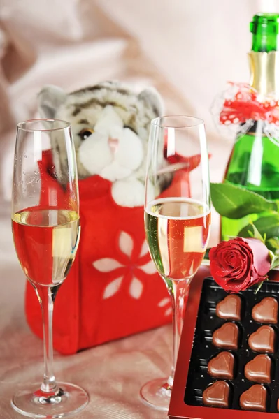 Gift and champagne — Stock Photo, Image