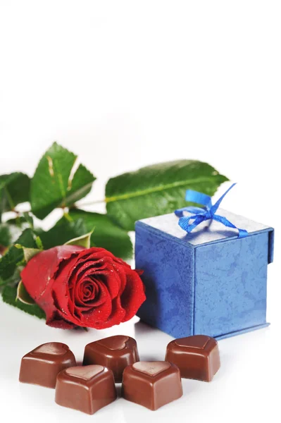 Троянди та подарунки в коробці — стокове фото