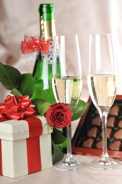 Gift in vak en champagne — Stockfoto