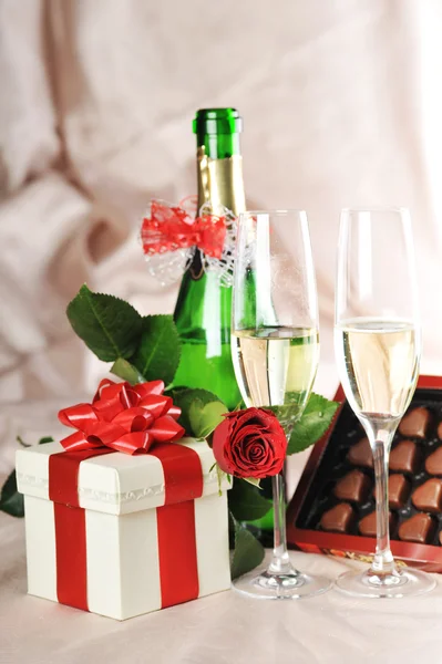 Presente na caixa e champanhe — Fotografia de Stock