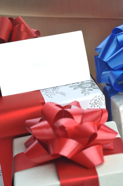 Cajas de regalo con tarjeta de nombre — Foto de Stock