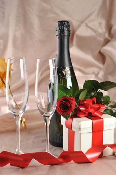 礼物在框和香槟 — 图库照片