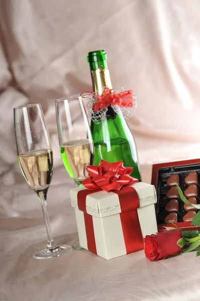 礼物在框和香槟 — 图库照片