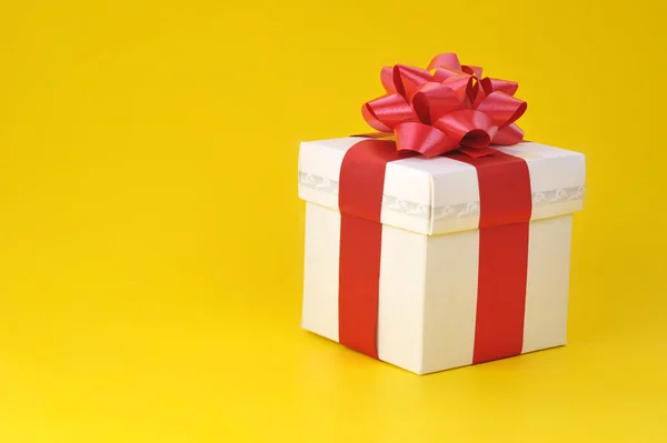 Boîte cadeau sur jaune — Photo