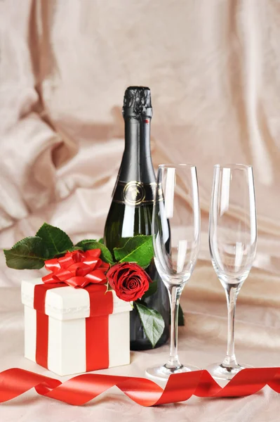 Geschenk in Schachtel und Champagner — Stockfoto