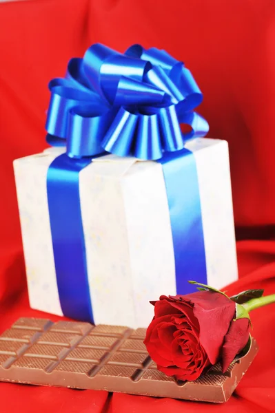 Presente e chocolate — Fotografia de Stock