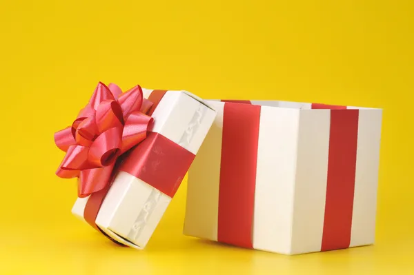 Geschenkbox auf gelb — Stockfoto