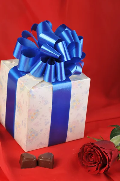 Rose och gåvor i låda — Stockfoto