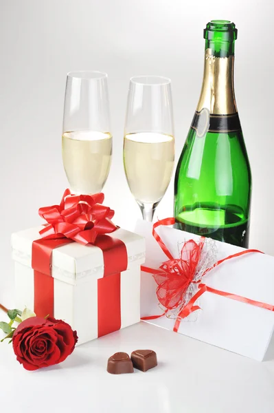 Regalo in scatola e champagne — Foto Stock