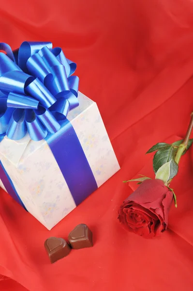 Gift and chocolate — Stock Photo, Image
