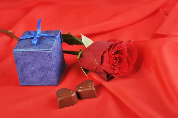 Geschenk und Schokolade — Stockfoto