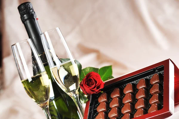 Champagne and red rose — Stock Photo, Image