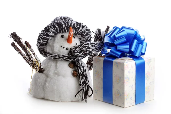 Muñeco de nieve y caja de regalo en blanco — Foto de Stock