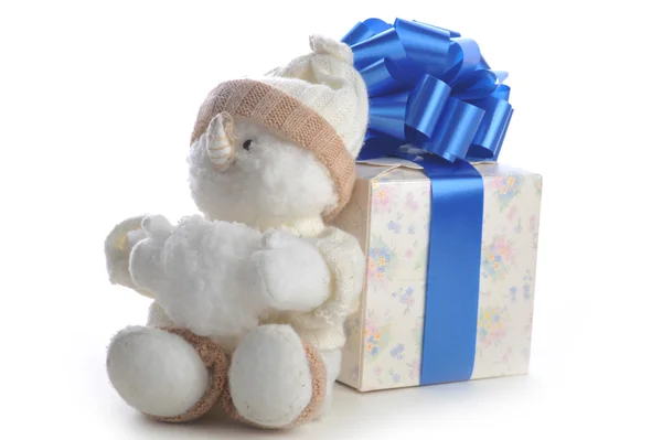 Muñeco de nieve y caja de regalo en blanco —  Fotos de Stock