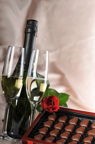 Şampanya ve kırmızı gül — Stok fotoğraf