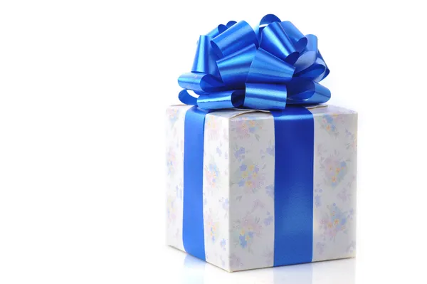 Geschenk-Box auf weiß — Stockfoto