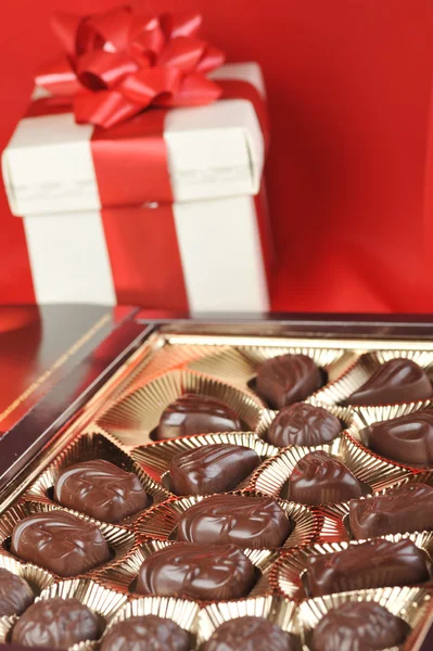 Chocolates y caja de regalo —  Fotos de Stock