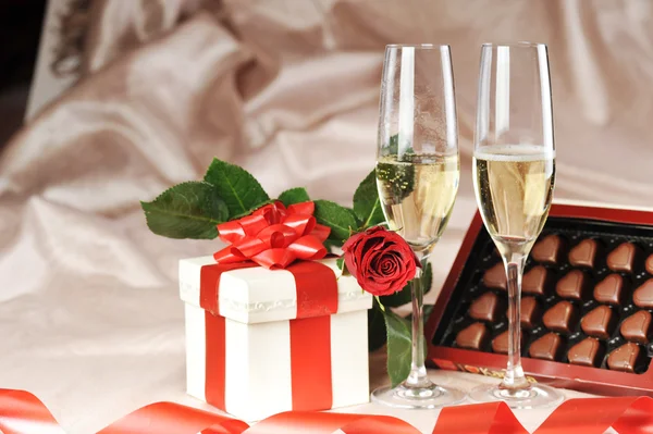 Gift in box and champagne — Stock Photo, Image