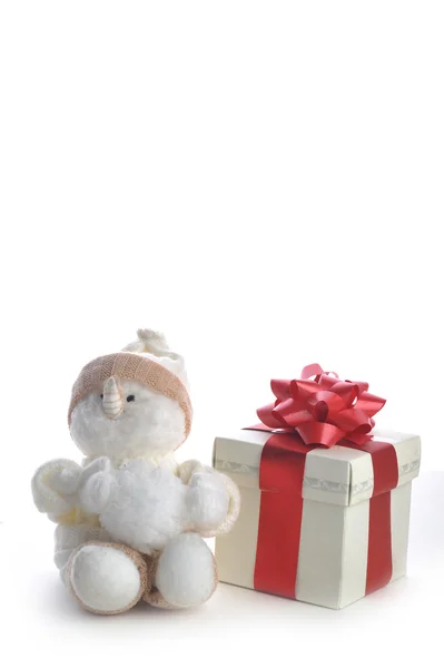 Pupazzo di neve e scatola regalo su bianco — Foto Stock