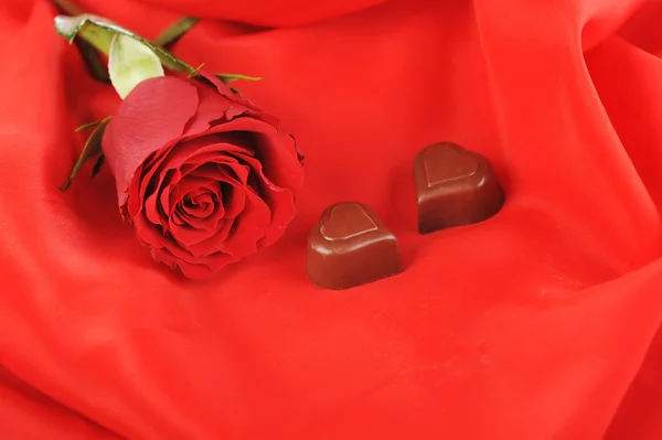 Rosa rossa e cioccolato — Foto Stock