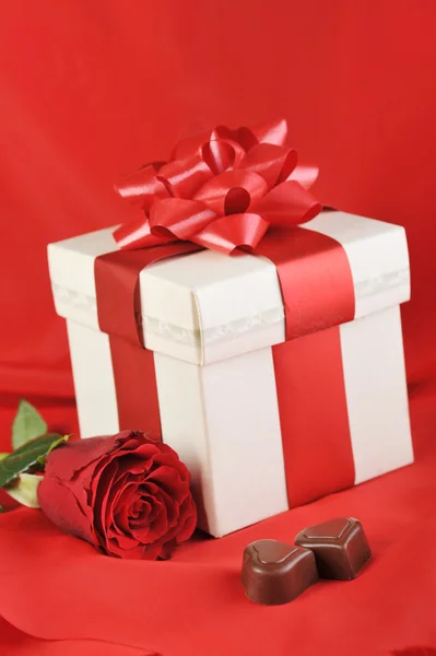 Подарок и шоколад — стоковое фото