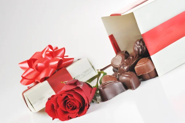 Chocolates and rose — Stockfoto
