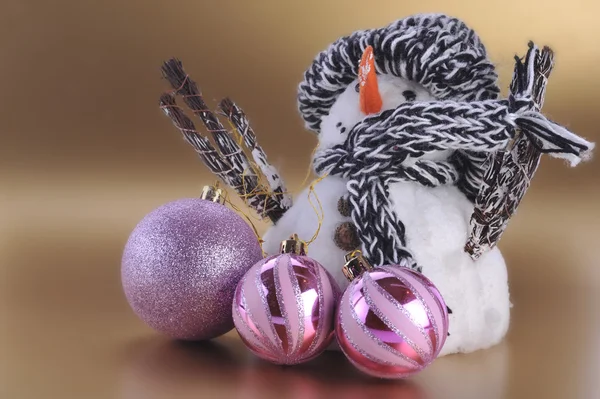 Sneeuwpop met Kerstmis spullen — Stockfoto