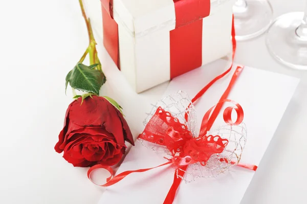 Red rose and letter — Stock Photo, Image