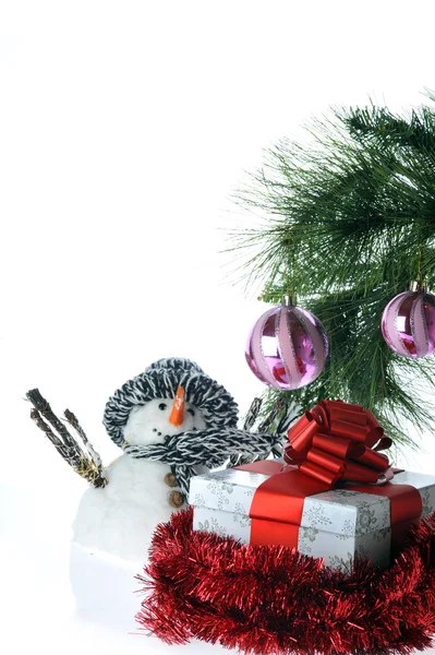 Снеговик с рождественскими штучками — стоковое фото
