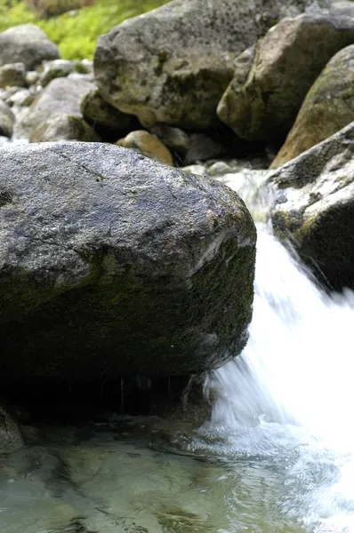 Air terjun di pegunungan — Stok Foto