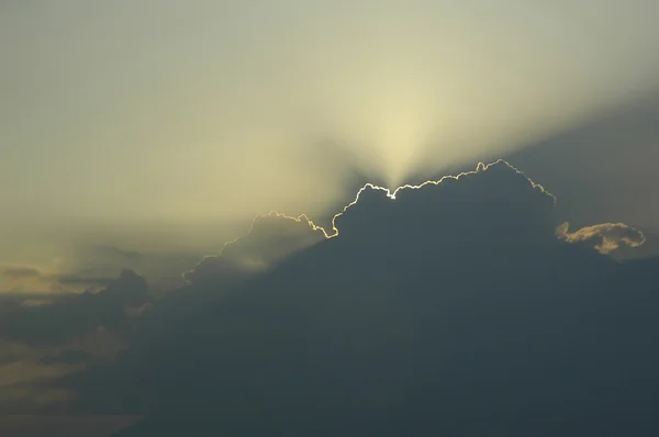 Soleil à travers les nuages — Photo