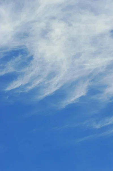 Άσπρα σύννεφα στον ουρανό — Φωτογραφία Αρχείου