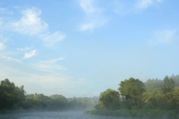 De manhã cedo na margem do rio — Fotografia de Stock