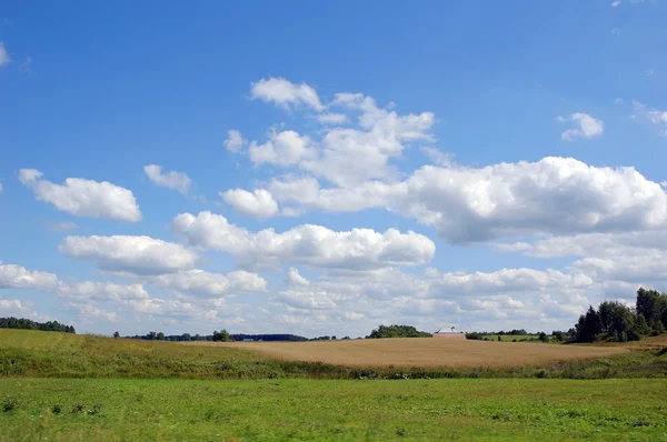 Sommar landskap med moln — Stockfoto