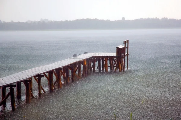 Deszcz nad jeziorem — Zdjęcie stockowe