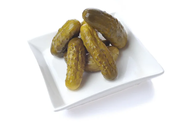 Pickles sur plaque isolée sur blanc — Photo
