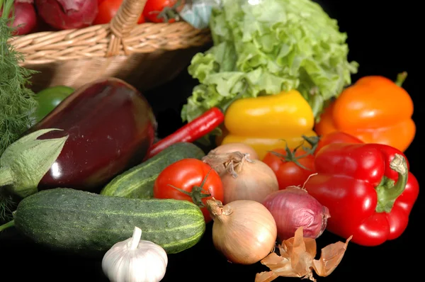 Grönsaker i korgen — Stockfoto